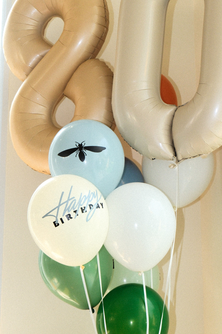 ลูกโป่งฟอยล์เลข 80 และลูกโป่ง Happy Birthday พร้อมแบรนด์เวสป้า